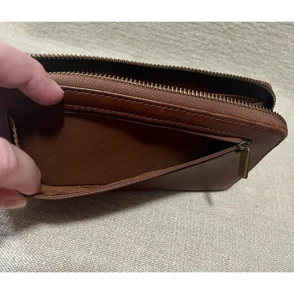 Fossil Brown Leather Wristlet Wallet Zip Around Purse Credit Cards Travel 137623